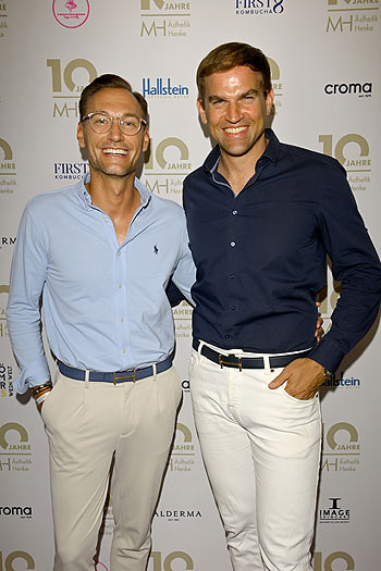 Maximilian B&ouml;ltl mit Thomas Gierling, Sommerfest zu 10 Jahre Maja Henke, MH &Auml;sthetik Henke "Infusionnovation & Skinrevolution" in der Praxis MH &Auml;sthetik Henke in M&uuml;nchen am 22.07.2024 &copy;Foto. Agency People Image Michael Tinnefeldo 